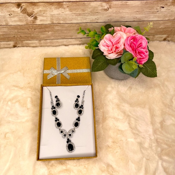 🚫🚫🌹HOST PICK🌹🌸Black & Clear Rhinestone Necklace🌸 - Picture 2 of 6